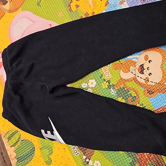 Size Small:  fits 4 to 5Good condition Nike Brand  joggers - Picture 7 of 8